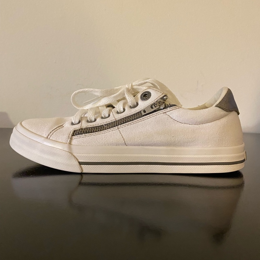 Taos Footwear Cream White Low-Top Sneaker with Gray Heel Accent